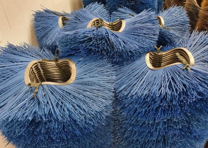 ESCOVAS VARREDEIRAS: EFICIÊNCIA E DURABILIDADE PARA LIMPEZA DE VIAS E PAVIMENTAÇÃO