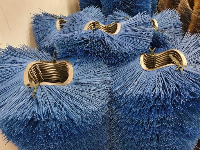 ESCOVAS VARREDEIRAS: EFICIÊNCIA E DURABILIDADE PARA LIMPEZA DE VIAS E PAVIMENTAÇÃO